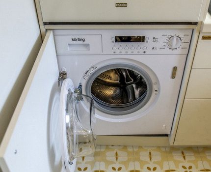 Ang built-in na washing machine sa interior Ang built-in na washing machine sa interior