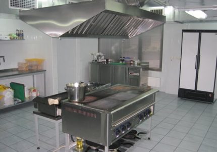 Guarda-chuva do tipo ilha na cozinha de um restaurante ou café Exaustor de ilha