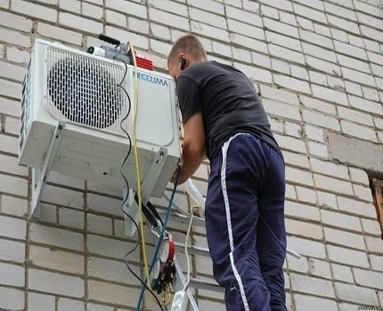 Correct installation of a split system Minimum distance between air conditioning units