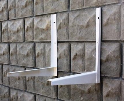 It is important to correctly attach the brackets to the external unit of the system. Brackets for outdoor unit