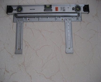 Installation of the indoor unit of the split system Bracket plate mounting