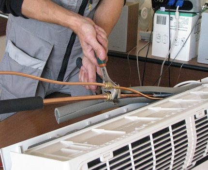 It is important not to overtighten the joints when installing the tubes Installation of copper tubes