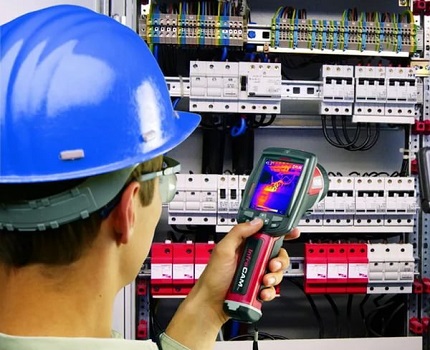 Termokamera detekuje většinu problémů uvnitř domu. Podívejte se dovnitř domu