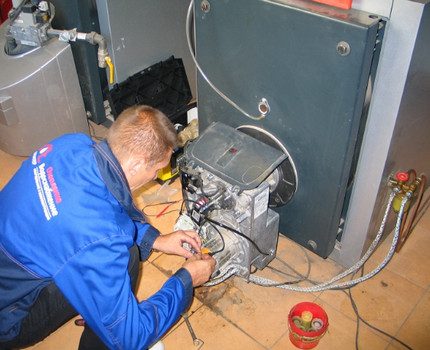 Inaayos ng master ang isang boiler ng gas Inaayos ng master ang isang boiler ng gas