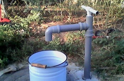 Para sa paggamit ng tag-araw, ang bomba ng tubig ay maaaring tipunin mula sa mga plastik na tubo Manu-manong gumuho bomba