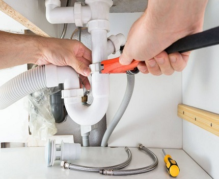 Corrugated siphon mounting