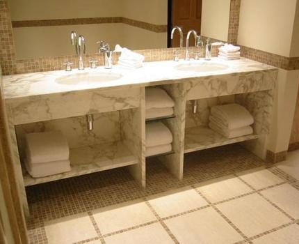 Ang worktop ay maaaring pupunan ng mga istante at drawer. Ang worktop ng sahig