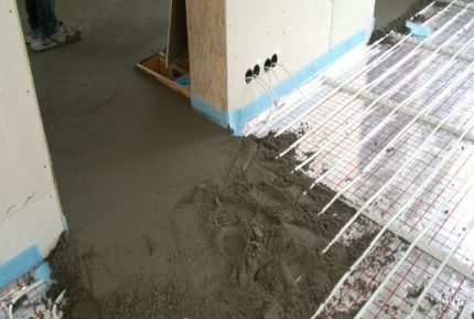 Semi-dry screed for underfloor heating pipes Foundation preparation