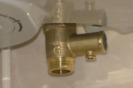 Para sa pag-mount ng fuse sa boiler, mas mahusay na gumamit ng isang sealing plug Ang pag-mount ng balbula sa umaangkop