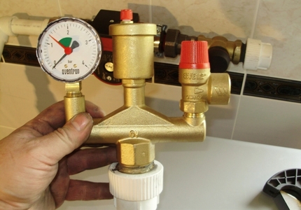 The safety valve is one of the elements of the safety group. Security group in the heating system