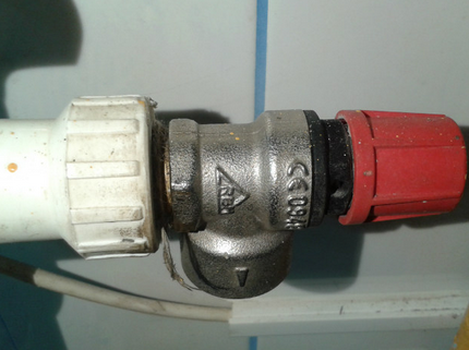 Closed type fuse lowers the coolant into the discharge pipe Closed safety valve