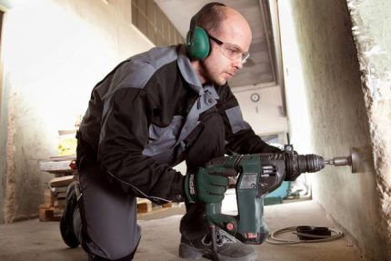 Do-it-yourself wall drilling for installing a supply valve Drilling and fittings