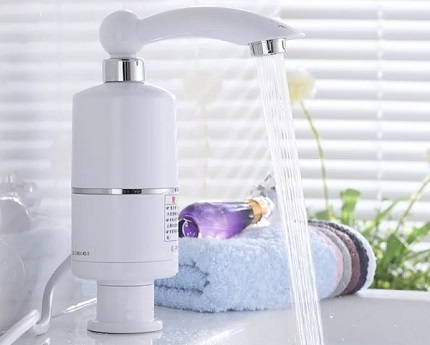 Chauffe-eau instantané compact au robinet dans la salle de bain Chauffe-eau instantané