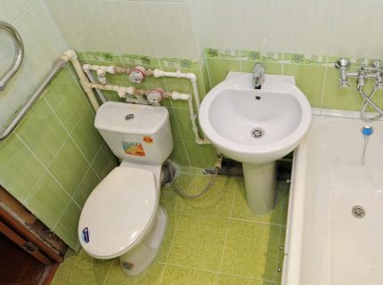 Sinusuri ang koneksyon ng mga tubo Sinusuri ang koneksyon ng mga tubo