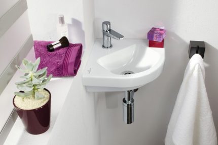Corner na panloob sa banyo Ang lababo ng banyo sa banyo