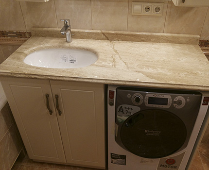 Organització del lavabo sobre la rentadora Característiques de la instal·lació de la màquina sota el taulell