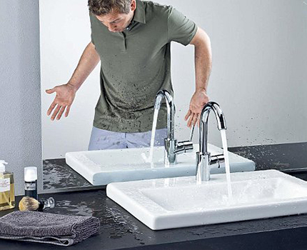 Pros i contres del lavabo general del taulell del bany L'elecció d'un aixeta del lavabo al bany