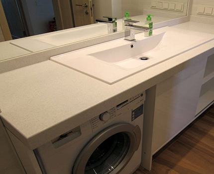Opció per instal·lar un lavabo damunt del taulell al costat de la rentadora Lavabo encastat