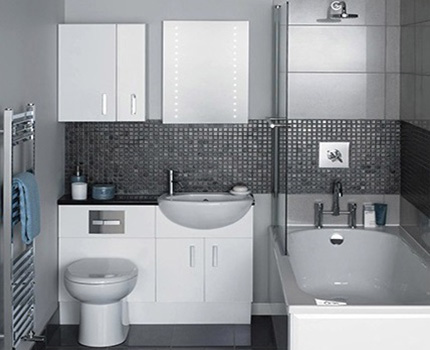 Vista estàndard del lavabo general del bany Instal·lació d’un lavabo en un petit bany