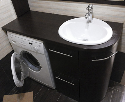 Taula de treball en MDF per instal·lar un lavabo al bany Atenció a la taula de MDF