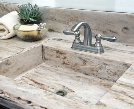 Solid na vanity top na may lababo Para sa mga naka-mount na modelo, mahalaga ang taas ng pag-install
