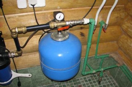 Ang presyon lumipat sa sistema ng supply ng tubig ng isang pribadong bahay Sinusuri ang kagamitan sa sistema ng tubig
