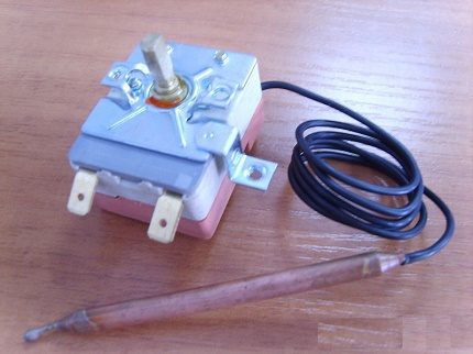 Thermostat na may sensor ng temperatura