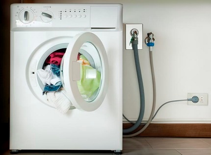 Indesit veļas mazgājamās mašīnas atvienošana no sakariem Pirms remonta izslēdziet veļas mašīnu