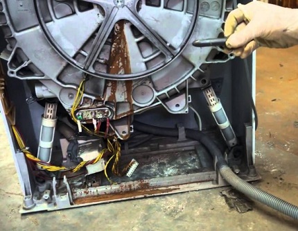 Dismantling the washing machine tank Dismantling the machine tank