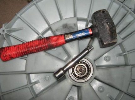 Removing and replacing a bearing Removing the bearing from the seat