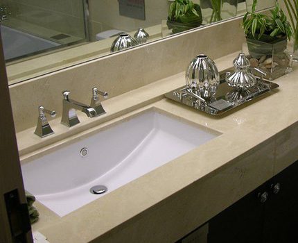 Masalimuot na mga pattern ng disenyo sa countertop ang magiging highlight Maluho sa itaas na banyo