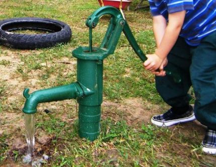 Ang puwersa ay dapat mailapat upang magamit ang hand pump. Cast iron Hand Pump