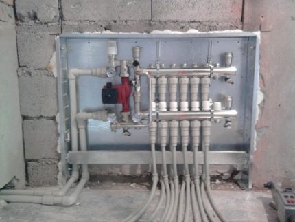 Ang koleksyon node ng sistema ng sahig ng tubig sa isang pribadong bahay Pinainit na kolektor ng sahig