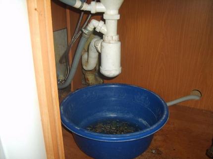 You can disassemble the siphon without problems The process of dismantling an old siphon