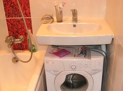 Sluit de wasmachine aan op de sifon onder de gootsteen De machine aansluiten op een sifon onder de gootsteen