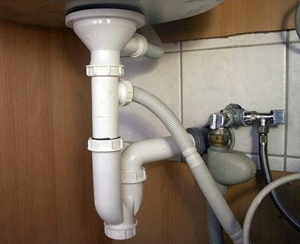 Sifon voor een gootsteen met een extra aftakking voor aansluiting van afvoer van de wasmachine Gecombineerde sifonwerking