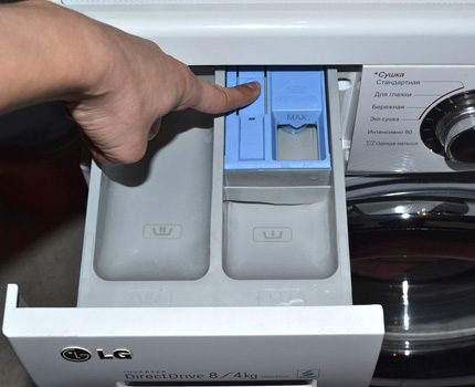 How to take out the dispenser How to take out the dispenser