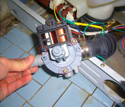 Pump for draining water from a washing machine Checking the drain pump
