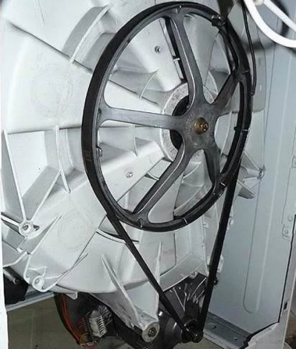 Removing the transmission belt and washing machine pulley Dismantling the washing machine belt and pulley