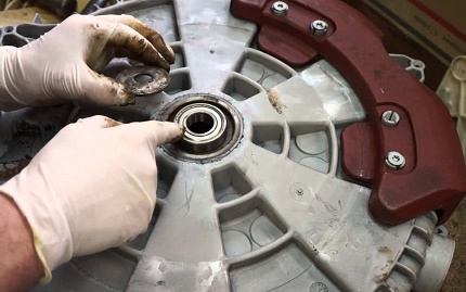 Seal assembly with bearing sealant Installing the tank on the bearing