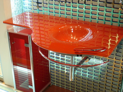Lavabo de color opac a l’interior d’un bany Dissenys de Chrome