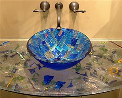 Lavabo amb lavabo de vidre al bany Pica de vidre de mosaic
