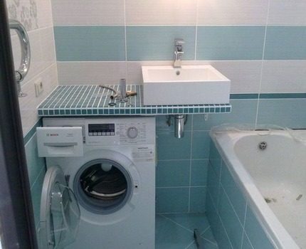 Door een wasbak onder het tafelblad te installeren, bespaart u ruimte Wasmachine onder de gootsteen