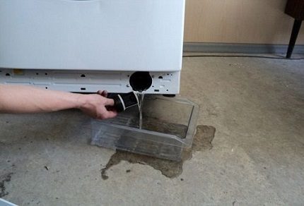 Mēs izlejam ūdeni caur filtru Mēs izlejam ūdeni caur filtru