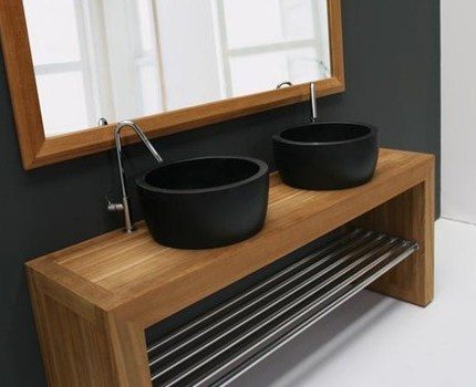 Ang puno sa ilalim ng lababo ay maaaring magbigay ng ginhawa sa interior Kahoy na banyo sa itaas