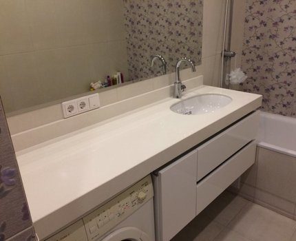 Sa banyo, ang pag-load sa countertop ay mas mababa sa kusina Countertop sa banyo