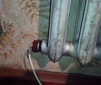 Ang sampu sa mga baterya ay maaaring konektado nang nakapag-iisa Cast radiator ng bakal na may built-in na electric heater