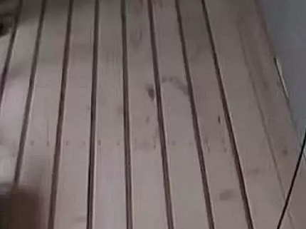Préparation d'une base en bois pour la construction d'un plancher d'eau chaude dans une maison privée Plancher d'eau chaude