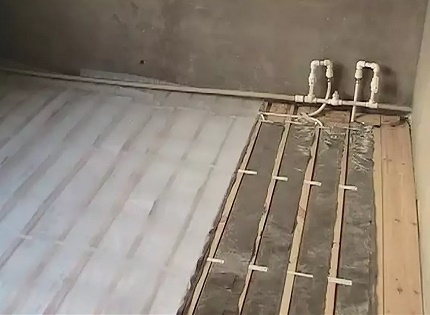 L'appareil d'un plancher d'eau chaude dans une maison en bois Plancher d'eau