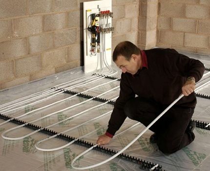 Pose de tuyaux de plancher d'eau à l'aide de rails de montage Pose de tuyaux avec un serpent